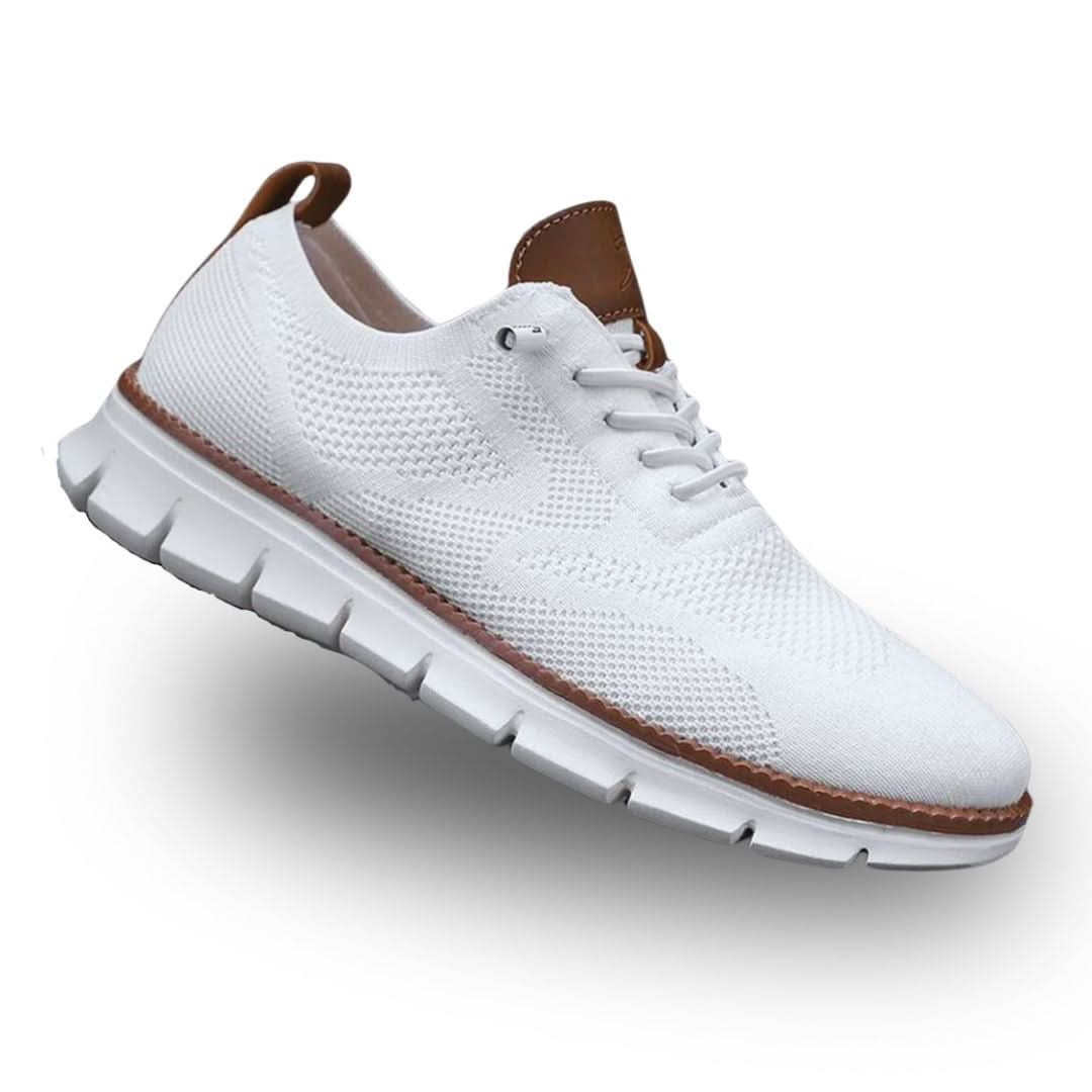 Zapatilla deportiva blanca con cordones y detalles marrones en talón