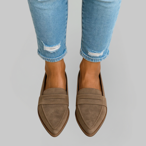 Mocasines de ante color camel con tira al empeine y suela marrón, vista frontal.